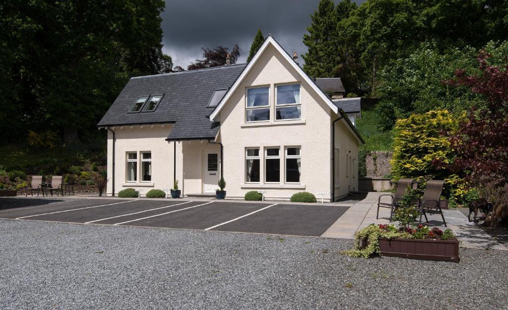 The Claymore Guest House And Apartments Pitlochry Exterior photo